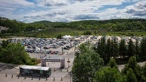 Stationnement et services de navettes