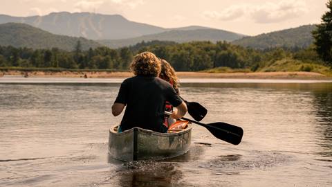 Canot, kayak et planche à rame sur la rivière Rouge
